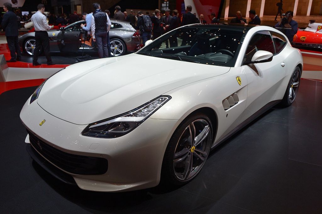 03-ferrari-gtc4-lusso-geneva-1