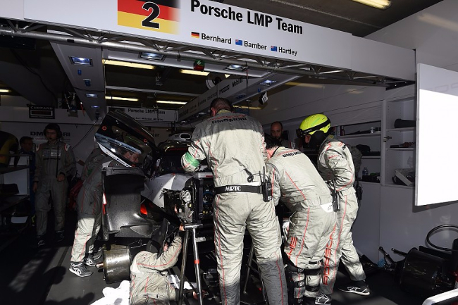 Porsche LMP Crew repair
